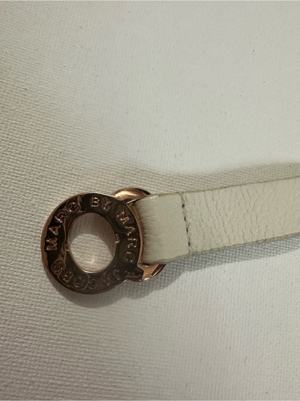 Marc Jacobs Cream White Leather Rose Gold Tined Logo Clasp Turnlock Bracelet - Picture 9 of 13